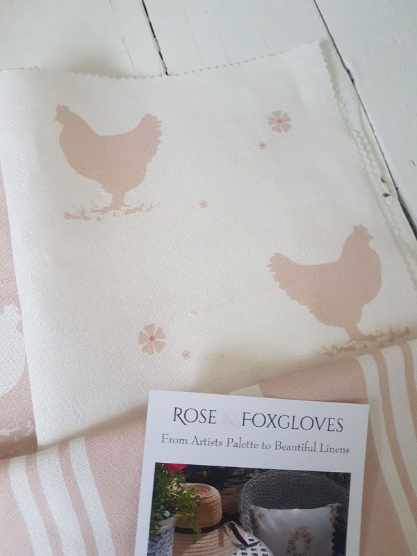 Hens and Daisies on Ivory Linen