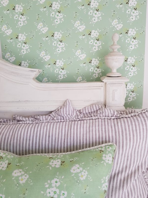 Mollys Garden in Spring Green Wallpaper