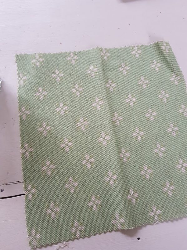 Cottage Daisy in Spring Green on Natural Linen