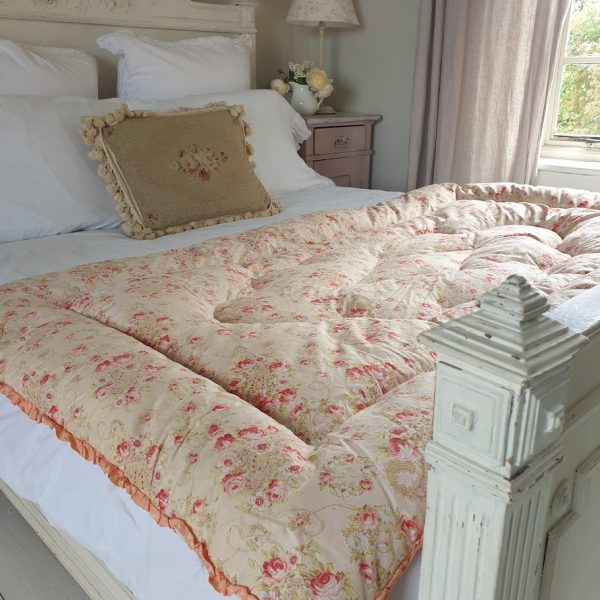 Vintage Feather Roses Eiderdown in Pink Peach Ground and Pie Crust Edge.