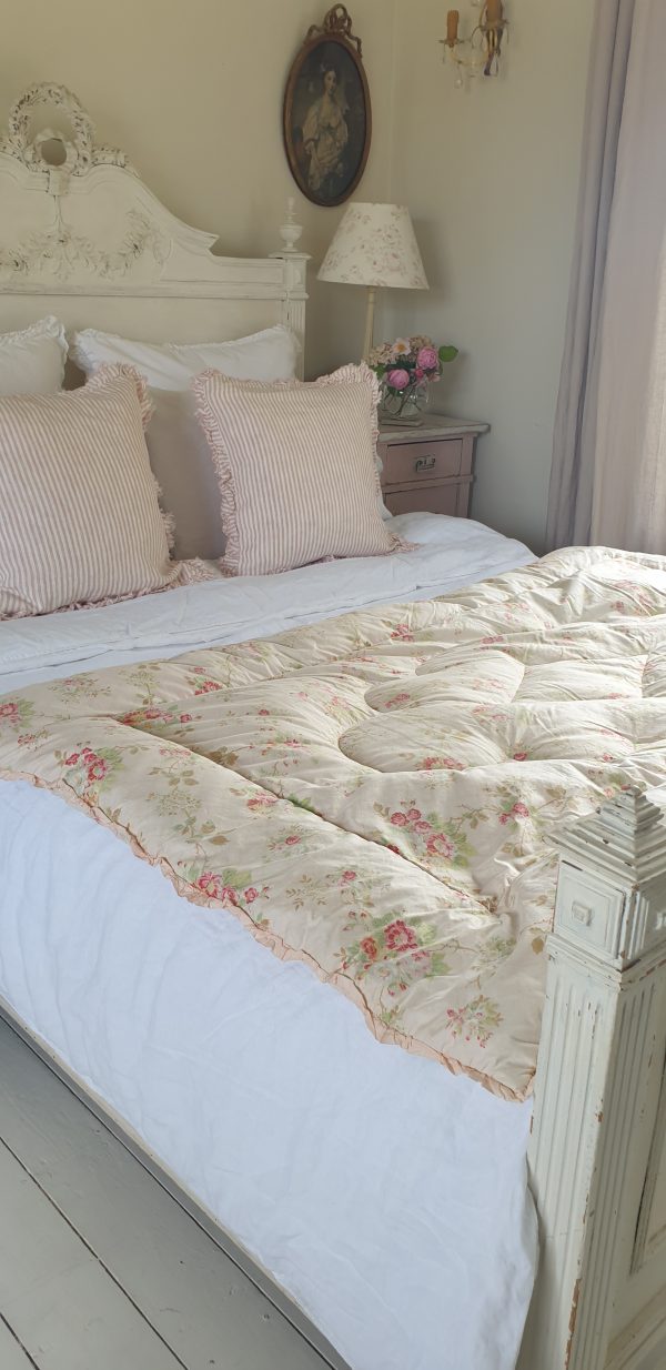 Vintage Wild Roses on a Pale Pink Grounds, Pie Crust Edge W101cm X L162cm