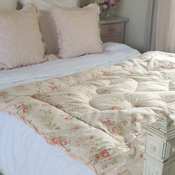 Vintage Wild Roses on a Pale Pink Grounds, Pie Crust Edge W101cm X L162cm
