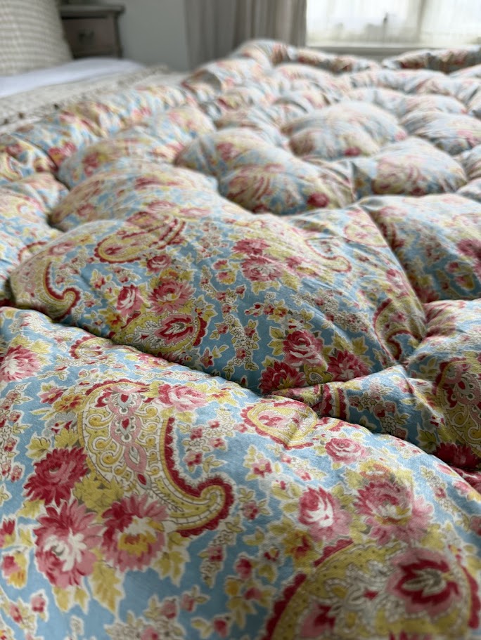 Floral Blue Paisley Pie Crust Edge Vintage Feather Eiderdown 101cm x 154cm - Image 2