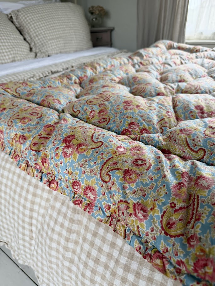 Floral Blue Paisley Pie Crust Edge Vintage Feather Eiderdown 101cm x 154cm - Image 3