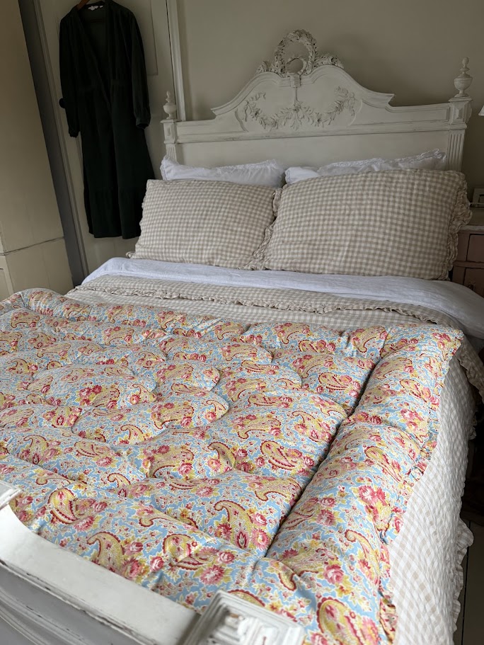 Floral Blue Paisley Pie Crust Edge Vintage Feather Eiderdown 101cm x 154cm