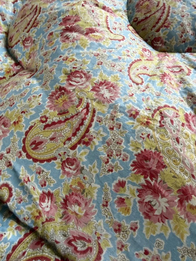 Floral Blue Paisley Pie Crust Edge Vintage Feather Eiderdown 101cm x 154cm - Image 4